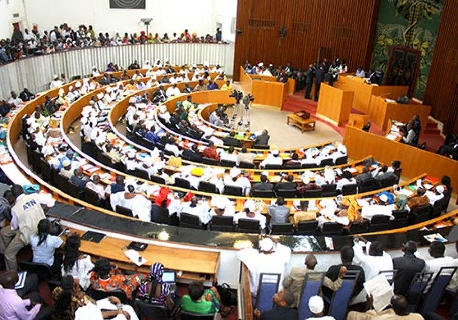 Loi de finances initiale : Des députés sénégalais protestent contre le recours à l’article 86 Alinéa 6 de la Constitution Continentalnews